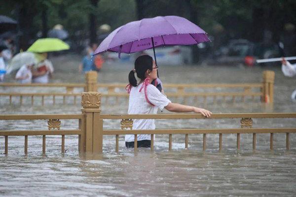 洪水淹过腰间